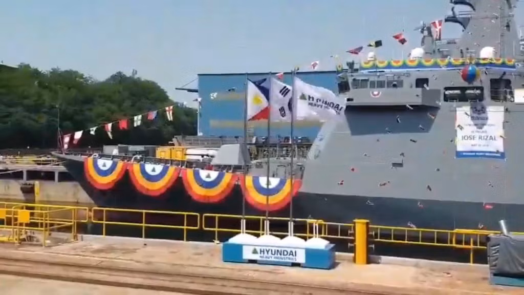 Về hệ thống động lực, tàu sử dụng động cơ tuabin khí kết hợp động cơ diesel (CODAD), cho tàu có tốc độ tối đa 25 hải lý/giờ; tầm hoạt động tới 4.500 hải lý với tốc độ hành trình 15 hải lý/giờ và có thể hoạt động liên tục trên biển trong vòng 30 ngày, chịu được sóng cấp 7.