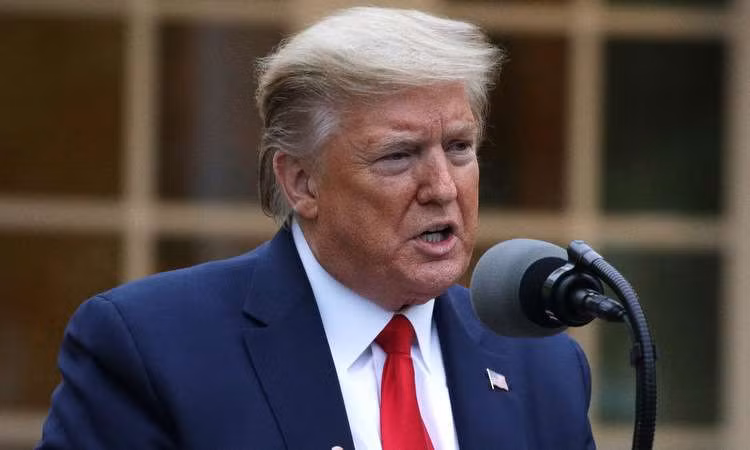 Trong tuyên bố sau đó, Hải quân Mỹ cho biết khi đó họ hết sức kiềm chế để tránh leo thang xung đột; ngày hôm sau, Tổng thống Mỹ Donald Trump viết trên mạng xã hội Twitter rằng, ông đã chỉ thị cho hải quân Mỹ "phá hủy mọi tàu pháo Iran, nếu họ quấy rối chiến hạm của chúng ta ngoài biển". Ảnh: Tổng thống Mỹ Donald Trump họp báo tại Nhà Trắng hôm 22/4.