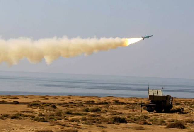 Phản ứng về tuyên bố của Trump, Tư lệnh Vệ binh Cách mạng Hồi giáo Iran Hossein Salami cảnh báo, Iran sẽ đáp trả kiên quyết, nếu bị lực lượng Mỹ uy hiếp trên vịnh Ba Tư: "Chúng tôi tuyên bố với người Mỹ rằng chúng tôi đã ra lệnh cho các đơn vị hải quân nhằm bắn tàu chiến và các mục tiêu Mỹ, nếu họ tìm cách uy hiếp sự an toàn của chiến hạm Iran".