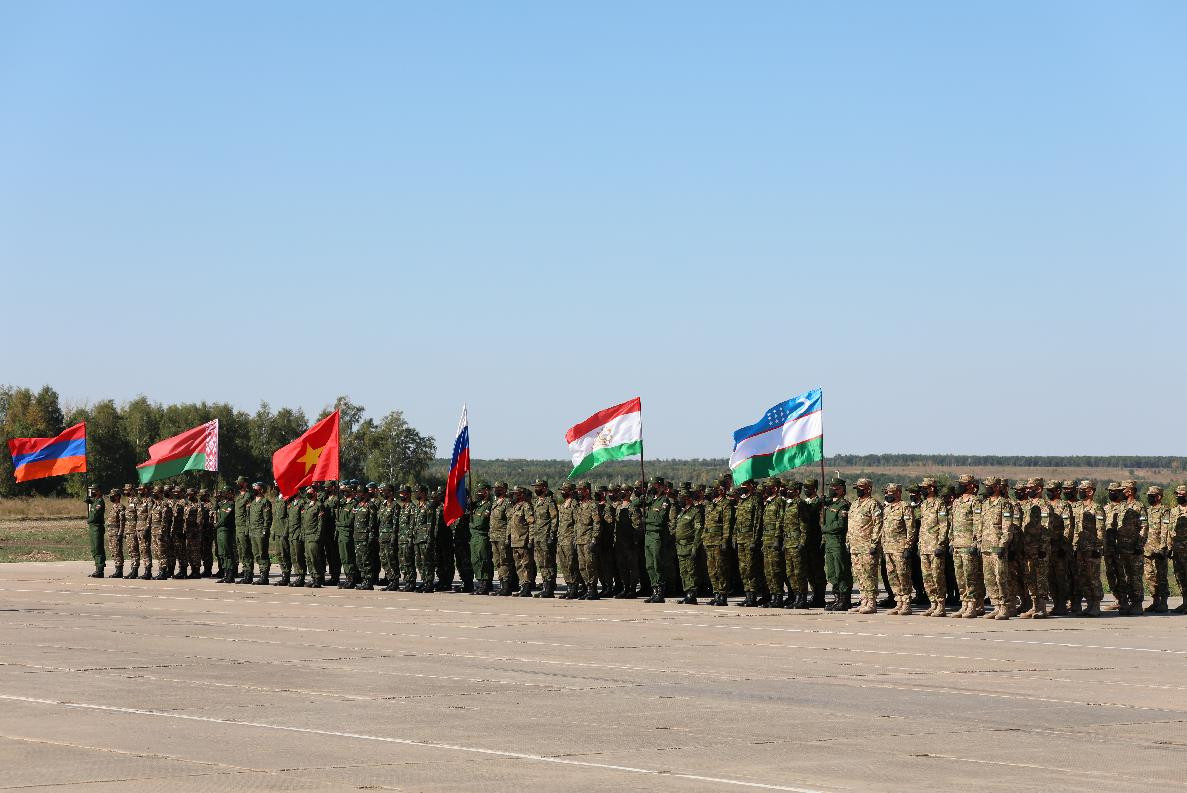 Mặc dù chưa giành thứ hạng cao trong cuộc thi, nhưng đội tuyển pháo binh Việt Nam khẳng định ý chí, trình độ và bản lĩnh của người lính pháo binh Quân đội nhân dân Việt Nam với bạn bè quốc tế và đây cũng là dịp để chúng ta thử sức, tích lũy kinh nghiệm trong một cuộc thi với các bạn bè quốc tế. Ảnh: Các đội tuyển tham gia cuộc thi "Bậc thầy pháo binh - 2020" Nguồn: Army Games 2020 