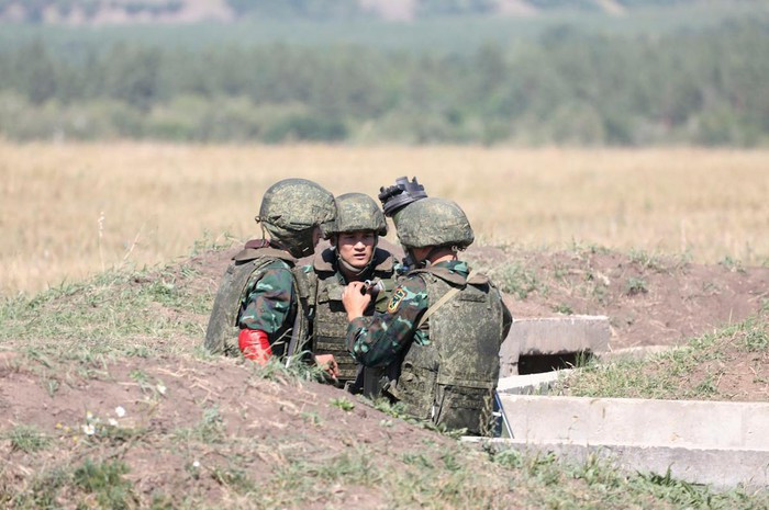 Tại phần thi "Tiếp sức” được tổ chức tại thao trường Shiroky Karamysh ở vùng Saratov, mỗi quốc gia được cử hai đội tuyển tham gia; đây là phần thi phức tạp, các tuyển thủ phải vượt qua các tuyến đường với địa hình phức tạp như đồi dốc, vật cản, rào zích zắc và bãi mìn.