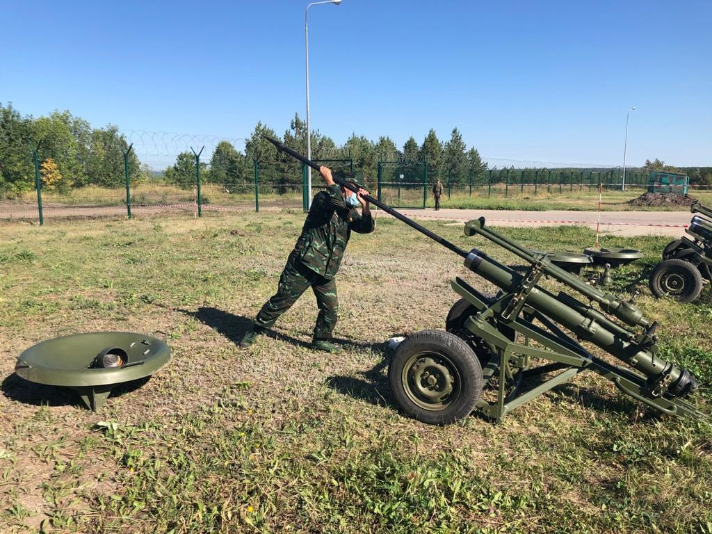 Tại cuộc thi "Bậc thầy pháo binh - 2020", các tuyển thủ sẽ thực hiện các nội dung thi là bắn đạn thật từ súng cối 2S12A Sani ở khoảng cách 1.500-2.000 mét; bắn mục tiêu ẩn, hiện bằng súng máy PKT; bắn súng phóng lựu RPG-7 (B-41) và tiểu liên AK-74. Ảnh: Các tuyển thủ pháo binh Việt Nam đang thực hành bảo quản súng cối 2S12A Sani - Nguồn: Army Games 2020 