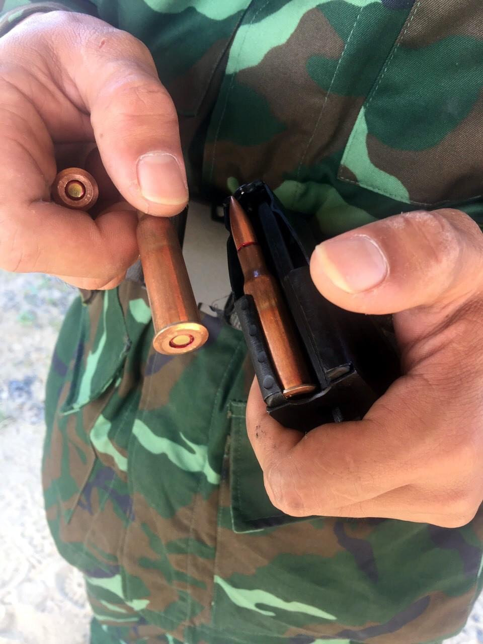 Về việc sử dụng súng tiểu liên AK-74, do quân đội ta hiện nay không có trong biên chế loại súng này, do đó các xạ thủ bắn tỉa Việt Nam khi luyện tập trong nước đã sử dụng súng tiểu liên AKM thay thế. Tuy vậy, việc hai loại súng này sử dụng hai loại đạn khác nhau là 7.2x39mm trên AKM và 5.45x39mm trên AK-74 khiến cho quá trình huấn luyện còn hạn chế, không sát với thực tế tác xạ tại bài thi. Do đó, trong thời gian này là cơ hội quý báu cho các xạ thủ ta nhanh chóng làm quen với loại tiểu liên mới. Ảnh: Chiến sĩ nạp đạn 7.62x54mmR vào hộp tiếp đạn của súng bắn tỉa SVD.