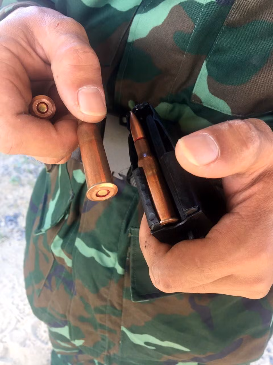 Về việc sử dụng súng tiểu liên AK-74, do quân đội ta hiện nay không có trong biên chế loại súng này, do đó các xạ thủ bắn tỉa Việt Nam khi luyện tập trong nước đã sử dụng súng tiểu liên AKM thay thế. Tuy vậy, việc hai loại súng này sử dụng hai loại đạn khác nhau là 7.2x39mm trên AKM và 5.45x39mm trên AK-74 khiến cho quá trình huấn luyện còn hạn chế, không sát với thực tế tác xạ tại bài thi. Do đó, trong thời gian này là cơ hội quý báu cho các xạ thủ ta nhanh chóng làm quen với loại tiểu liên mới. Ảnh: Chiến sĩ nạp đạn 7.62x54mmR vào hộp tiếp đạn của súng bắn tỉa SVD.