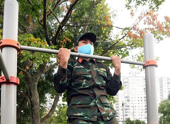 Cuối cùng là nội dung bắn súng ngắn Makarov, do đây là loại súng ngắn đã có từ lâu trong biên chế quân đội ta tương tự súng bắn tỉa SVD, do đó các xạ thủ Việt Nam đã được huấn luyện vô cùng thuần thục với súng cũng như nắm rõ mọi yếu lĩnh để có thể đạt độ chính xác cao. Ảnh: Xạ thủ đội tuyển bắn tỉa Việt Nam tập nhẹ trong thời điểm đang cách ly - Nguồn: QĐND.