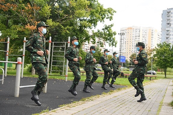 Thời điểm mà lễ Khai mạc chính thức Hội thao Quân sự Quốc tế Army Games 2020 đã đến gần hơn bao giờ hết. Ta nhận rõ sự khẩn trương trong mọi công tác cũng như mộ tinh thần quyết tâm cao độ đến từ mỗi người chiến sĩ của đoàn bắn tỉa Việt Nam. Hi vọng trong năm nay, đội ta sẽ tiếp tục phát huy thành tích đặc biệt của năm 2019 trước đó, cũng như ra sức phấn đấu hơn nữa để đạt thành tích cao hơn, mang vinh quang về cho nước nhà. Ảnh: Các chiến sĩ thuộc đoàn bắn tỉa Việt Nam - Nguồn: QĐND.