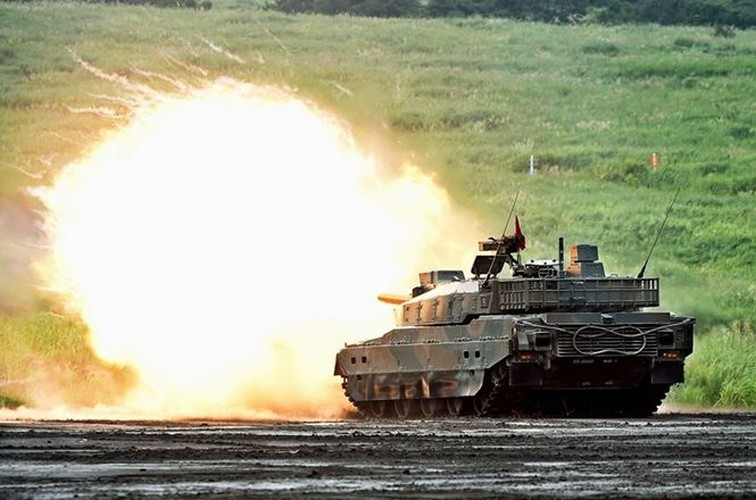 Type-10 có hệ thống điều khiển hỏa lực tiên tiến, cho phép tấn công những mục tiêu cố định hay đang di chuyển với độ chính xác cao. Nó còn có hệ thống quản lý chiến trường kỹ thuật số và hệ thống định vị cho phép nâng cao nhận thức tình huống cũng như hệ thống quan sát toàn cảnh chiến trường 2 D (mặt đất và trên không).