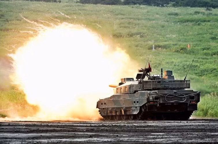 Type-10 có hệ thống điều khiển hỏa lực tiên tiến, cho phép tấn công những mục tiêu cố định hay đang di chuyển với độ chính xác cao. Nó còn có hệ thống quản lý chiến trường kỹ thuật số và hệ thống định vị cho phép nâng cao nhận thức tình huống cũng như hệ thống quan sát toàn cảnh chiến trường 2 D (mặt đất và trên không).