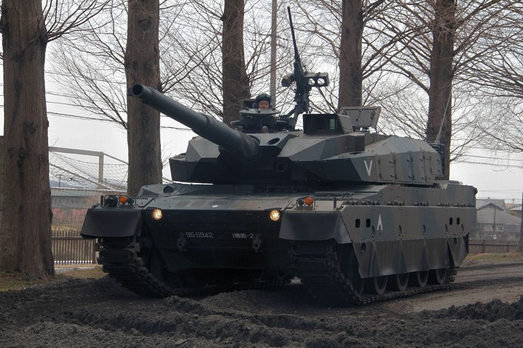 Type 10 là một loại xe tăng được xếp vào hàng "mi-nhon" trong các top xe tăng chiến đấu chủ lực hàng đầu thế giới; lý do là hệ thống đường xá ở Nhật Bản đều nhỏ; những vùng đồi núi thường có những cầu được giới hạn trọng tải. Luật pháp Nhật Bản cũng cấm xe tăng hạng nặng hoạt động trên các tuyến đường giao thông; như vậy với trọng lượng nhẹ và kích cỡ nhỏ, cho phép Type-10 có thể tự do di chuyển trên đường mà không phạm luật.