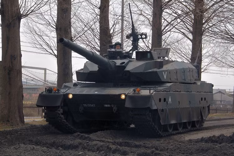 Type 10 là một loại xe tăng được xếp vào hàng "mi-nhon" trong các top xe tăng chiến đấu chủ lực hàng đầu thế giới; lý do là hệ thống đường xá ở Nhật Bản đều nhỏ; những vùng đồi núi thường có những cầu được giới hạn trọng tải. Luật pháp Nhật Bản cũng cấm xe tăng hạng nặng hoạt động trên các tuyến đường giao thông; như vậy với trọng lượng nhẹ và kích cỡ nhỏ, cho phép Type-10 có thể tự do di chuyển trên đường mà không phạm luật.