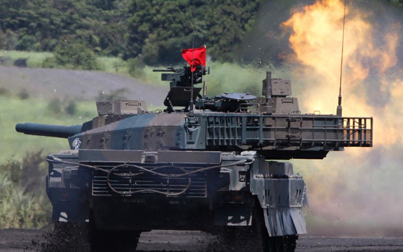 Type-10 được Viện Nghiên cứu và Phát triển Công nghệ Kỹ thuật (TRDI), cơ quan chế tạo vũ khí trực thuộc Bộ Quốc phòng Nhật Bản, bắt đầu phát triển từ năm 2002, hoàn thành nguyên mẫu vào cuối năm 2007, và tiến hành thử nghiệm cùng năm; các cuộc thử nghiệm đã kết thúc vào cuối năm 2009.