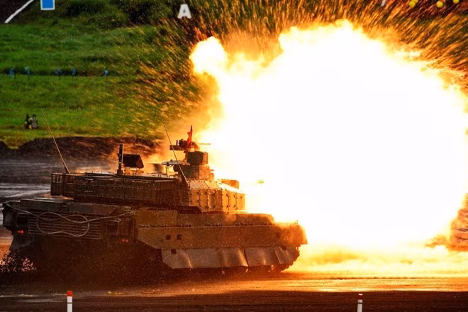 Về hỏa lực, xe tăng chủ lực Type-10 được trang bị pháo nòng trơn 120mm L44, sử dụng hệ thống nạp tự động, có tốc độ nạp đạn và độ tin cậy cao. Vũ khí phụ của Type-10 bao gồm một súng máy đồng trục với pháo chính Type-64 có cỡ nòng 7,62mm; trên nóc tháp pháo là một súng máy M2 HB 12,7 mm, có thể ngắm bắn từ trong xe.