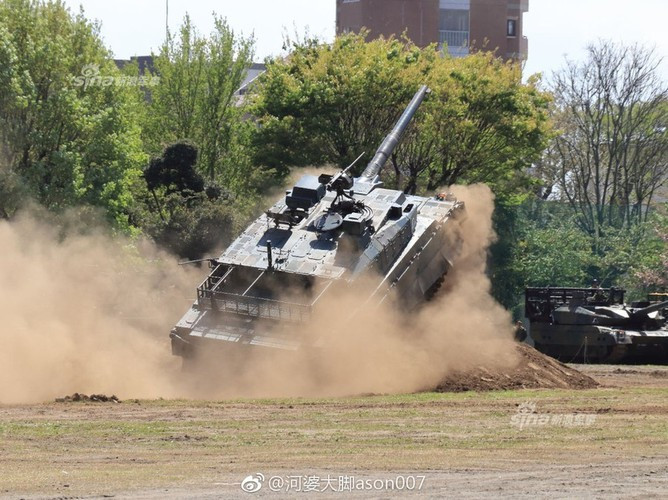 Một đặc tính nổi bật khác của Type-10 đó là hệ thống giảm xóc thủy lực, cho phép xe có thể di chuyển ổn định trên mọi địa hình, gia tăng độ chính xác khi bắn của vũ khí trên xe; ngoài ra giống như phiên bản Type-90, nhờ có hệ thống giảm sóc thủy khí, Type 10 có thể bắn ở tư thế "quỳ", khi giảm chiều cao của xe.