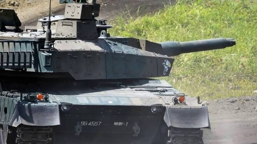 Về khả năng bảo vệ, Type-10 được trang bị lớp giáp tổng hợp bằng composite, có thể chống lại các loại đạn xuyên lõm như RPG, đạn xuyên vượt tốc và tên lửa chống tăng; các tấm giáp bổ trợ, dạng mô-đun có thể dễ dàng lắp đặt để tăng mức độ bảo vệ; ngoài ra, Type-10 được bảo vệ bởi một hệ thống cảnh báo, cho phép kíp xe biết rằng, họ đang bị đối phương dùng tên lửa chống tăng ngắm bắn băng laser.