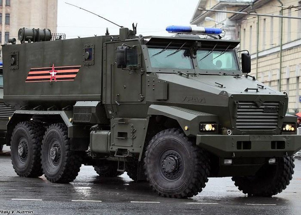 Biến thể Typhoon U ( Ural-63095 ) do nhà máy Ural Automotive Plant ( thuộc tập đoàn GAZ ) Nga chế tạo. Xe có khung gầm cao, thiết kế tiện lợi cho binh lính bên trong cũng như tính cơ động tốt trên nhiều loại địa hình phức tạp, bảo vệ an toàn cho binh lính trước sự tấn công bởi mìn, thuốc nổ và các vũ khí cá nhân khác. Cửa xe được thiết kế phía sau giúp cho binh lính di chuyển lên xuống an toàn. Ảnh: Xe bọc thép Typhoon U của quân đội Nga.