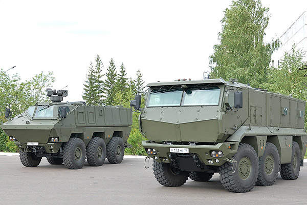 Typhoon MRAP được trang bị động cơ Kamaz 740 V-8 công suất 330 mã lực cho phép nó đạt vận tốc tối đa 105km/h và dự trữ hành trình 1.200km. Ảnh: Typhoon MRAP (trái) và Typhoon K (phải).