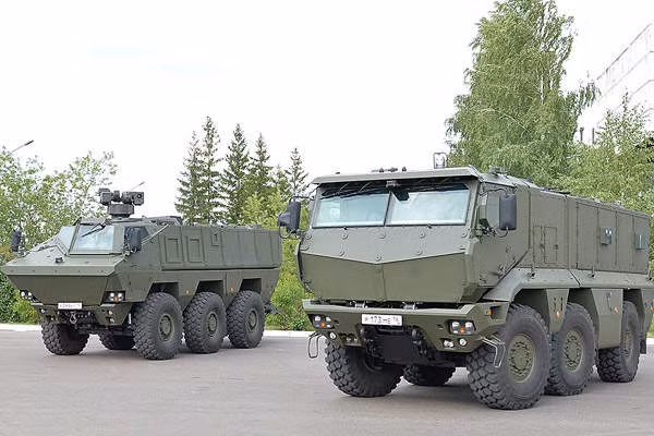 Typhoon MRAP được trang bị động cơ Kamaz 740 V-8 công suất 330 mã lực cho phép nó đạt vận tốc tối đa 105km/h và dự trữ hành trình 1.200km. Ảnh: Typhoon MRAP (trái) và Typhoon K (phải).