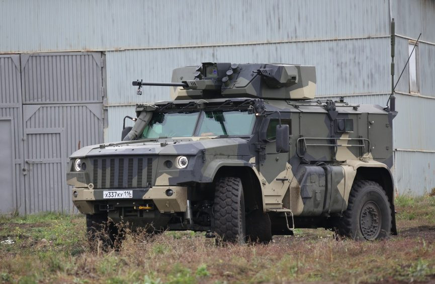 Biến thể này sử dụng một thân xe hoàn toàn mới, được trang bị moldun vũ khí điều khiển từ xa bao gồm pháo tự động 2A42 cỡ 30mm, súng máy 7.62mm và 6 ống phóng đạn khói ngụy trang. Ngoài ra còn có thể thay thế bằng các loại vũ khí khác tùy vào yêu cầu nhiệm vụ. Đặc biệt, kíp xe có thể dễ dàng điều chỉnh chiều cao của xe ngay khi xe chạy để phù hợp với từng loại địa hình bằng cách tăng giảm áp suất lốp. Ảnh: Xe Typhoon-VDV với Moldun vũ khí.