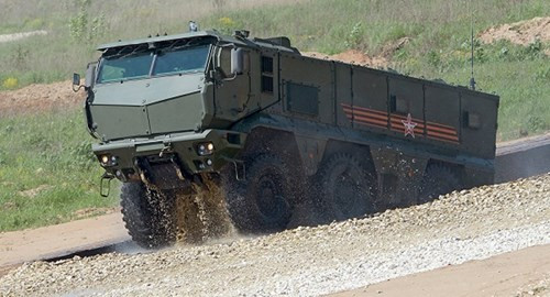 Phía trước xe được gia công đặc biệt giúp cho xe có khả năng chịu được đạn cỡ 300mm bắn thẳng. Nóc xe bố trí rất nhiều cửa, từ đó binh sĩ có thể tác chiến ngay cả khi xe đang di chuyển. Typhoon K cũng được thiết kế của lên xuống ở đuôi xe như Typhoon U, xe có khối lượng 21 tấn. Sử dụng động cơ RM3-5367 công suất 450 mã lực cho phép nó đạt vận tốc tối đa 105km/h và dự trữ hành trình 1.200km.