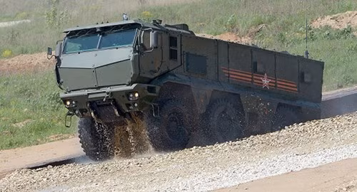 Phía trước xe được gia công đặc biệt giúp cho xe có khả năng chịu được đạn cỡ 300mm bắn thẳng. Nóc xe bố trí rất nhiều cửa, từ đó binh sĩ có thể tác chiến ngay cả khi xe đang di chuyển. Typhoon K cũng được thiết kế của lên xuống ở đuôi xe như Typhoon U, xe có khối lượng 21 tấn. Sử dụng động cơ RM3-5367 công suất 450 mã lực cho phép nó đạt vận tốc tối đa 105km/h và dự trữ hành trình 1.200km.