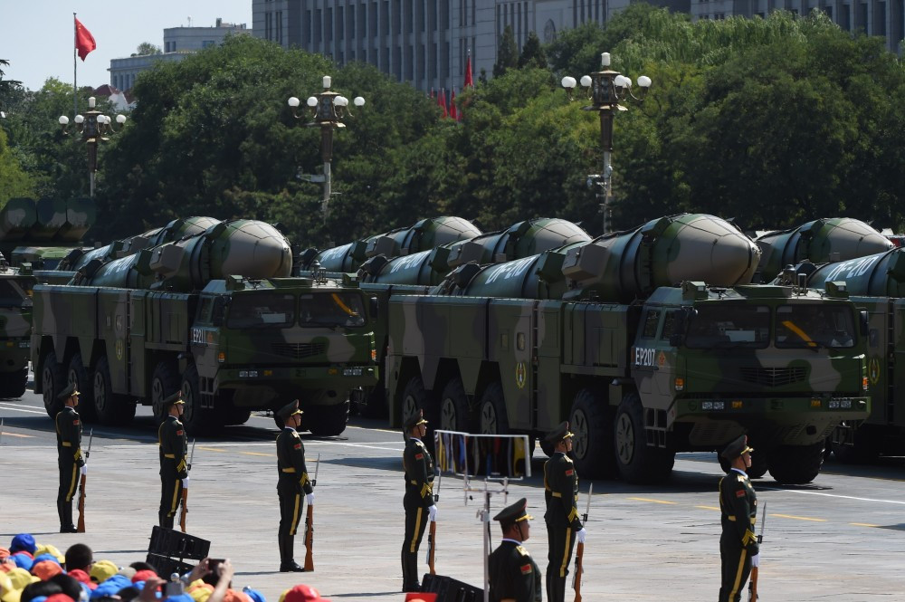 Kho tên lửa đạn đạo cực lớn của Trung Quốc, bao gồm nhiều tên lửa đạn đạo tầm gần và tầm trung rất chính xác, có thể gây ra thiệt hại thảm khốc cho cơ sở hạ tầng quân sự của Đài Loan sẽ là vũ khí được lựa chọn số 1, cho làn sóng hỏa lực đầu tiên vào Đài Loan. Đặc biệt là các căn cứ không quân và cảng biển của Đài Loan, rất có khả năng bị tấn công ngay lập tức bằng tên lửa từ Trung Quốc.