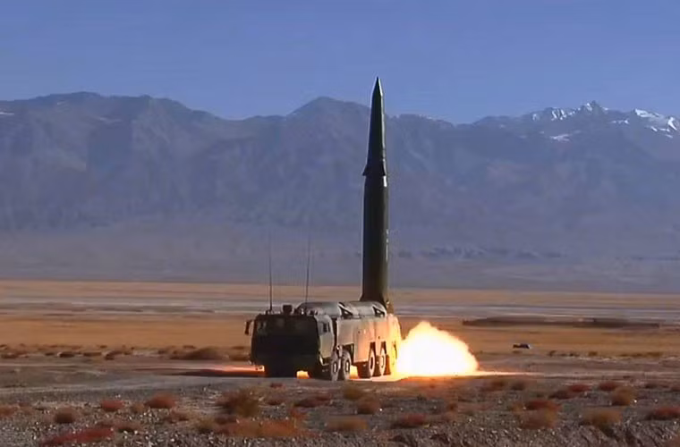 Tên lửa sát thương lớn nhất trong kho vũ khí của Quân đội Trung Quốc, theo quan điểm của Đài Loan, là tên lửa đạn đạo Đông phong 16 (DF-16). Tầm bắn của tên lửa DF-16 là 1.000 km, mang đầu đạn khối lượng 1.500 kg, sai số xác suất theo đường tròn là 10 m. DF-16 cũng được đánh giá là loại tên lửa đạn đạo khó có thể bị đánh chặn bởi các hệ thống phòng thủ tên lửa.