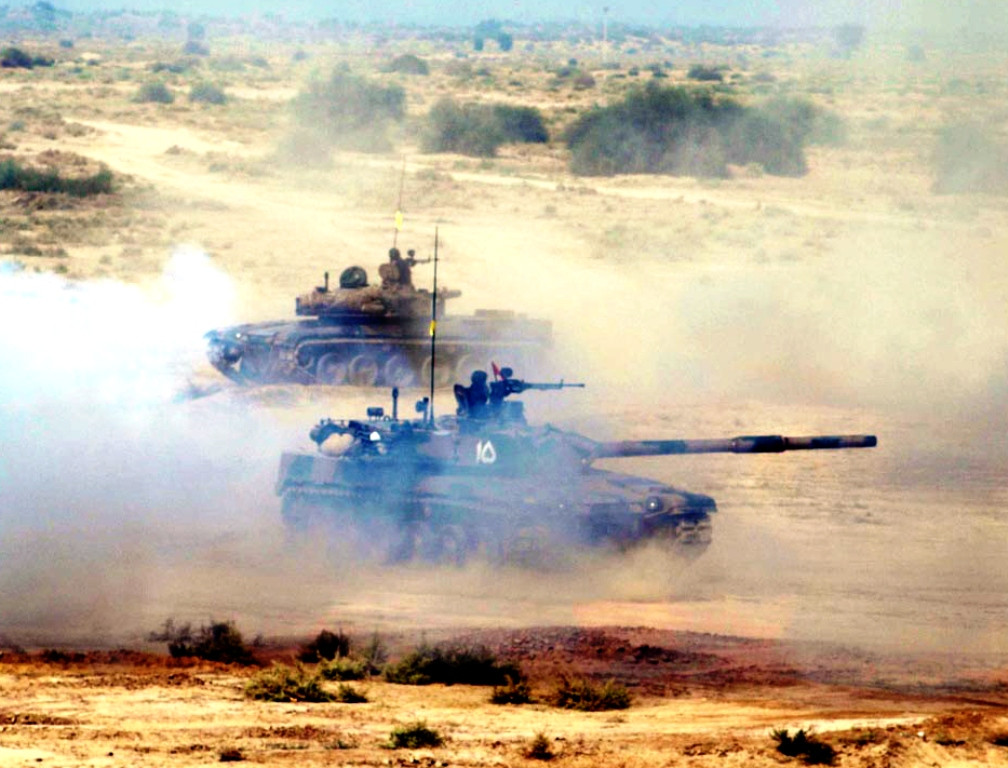 Còn Pakistan cần một nhà cung cấp vũ khí và công nghệ quốc phòng nước ngoài; đặc biệt là khi mối quan hệ Pakistan-Mỹ trở nên lạnh nhạt. Như vậy còn đối tác quốc phòng nào tốt hơn Trung Quốc, quốc gia có chung mâu thuẫn với đại kình địch Ấn Độ và không ngại cung cấp cho Pakistan các hệ thống vũ khí tối tân. Ảnh: Xe tăng Al-Khalid - Nguồn: Pinterest Video Sóng gió mới trong quan hệ đồng minh Mỹ- Pakistan - Nguồn: VTC14