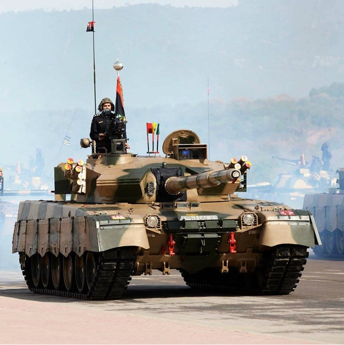 Xe tăng Al-Khalid là loại xe tăng được Trung Quốc và Pakistan phát triển vào đầu thập niên 1990, dựa trên nguyên mẫu của Trung Quốc (mẫu này về sau phát triển thành xe tăng chiến đấu chủ lực Type-99 nổi tiếng của Trung Quốc). Ảnh: Xe tăng Al-Khalid - Nguồn: Pinterest