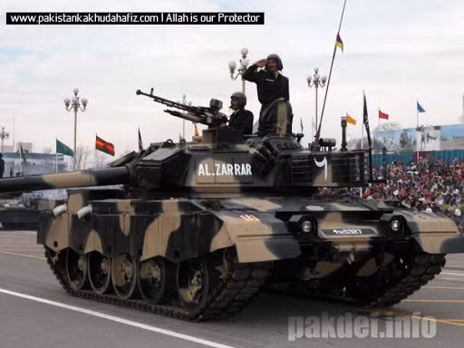 Al-Zarrar là một chiếc xe tăng có trọng lượng khá nhỏ (44 tấn), nhưng đây không phải là loại xe có khả năng cơ động cao, do chỉ được trang bị động cơ diesel có công suất 730 mã lực. Kíp xe của Al-Zarrar có 4 người gồm trưởng xe, pháo thủ, lái xe và nạp đạn. Ảnh: Xe tăng Al-Zarrar - Nguồn: Pinterest