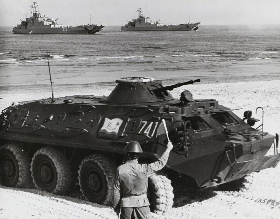 Đây cũng là dịp cho Quân đội Liên Xô và các nước khối Waszawa thể hiện sức mạnh quân sự cơ bắp của mình nhằm răn đe đối thủ tiềm tàng trực tiếp đối đầu NATO, rằng khối sẵn sàng thực hiện một cuộc đổ bộ quy mô lớn lên lãnh thổ Châu Âu cũng như tái chiếm các khu vực bị đối phương chiếm giữ một cách dễ dàng. Ảnh: Binh sĩ Đông Đức đang hướng dẫn xe bọc thép Liên Xô cơ động lên bãi biển.