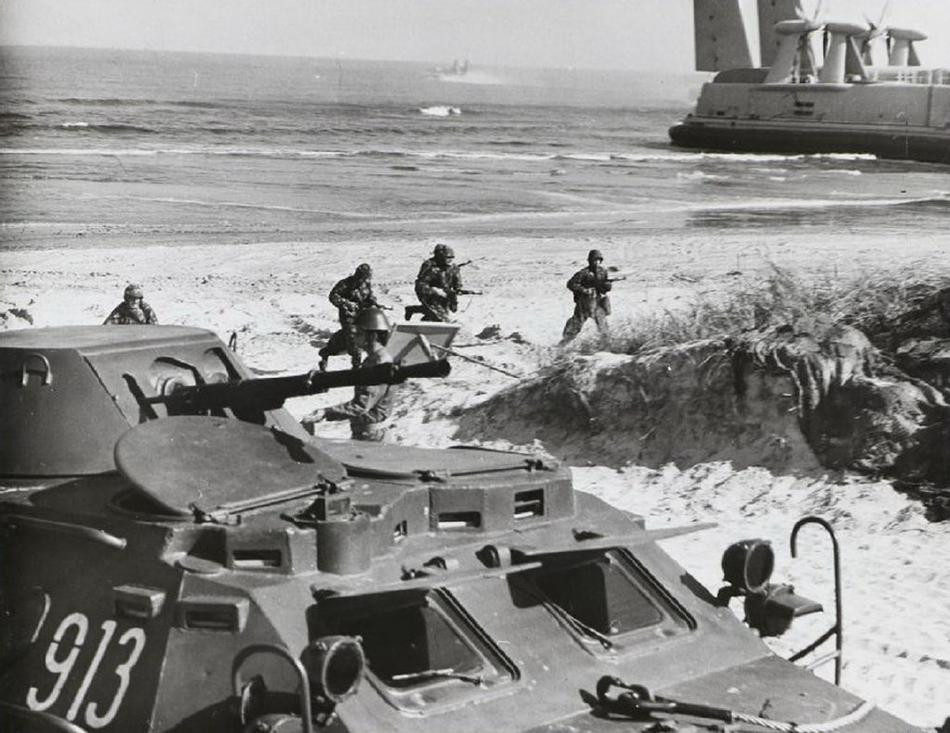 Ngoài ra, nó giúp cho các lực lượng quân sự thuộc khối Waszawa thêm hiểu biết và phối hợp ăn ý lẫn nhau hơn, tạo cơ hội nâng cao tình đoàn kết và gắn bó, tăng tính chiến đấu cũng như quen thuộc với nhiều loại địa hình tác chiến đặc thù. Ảnh: Xe thiết giáp BTR-60PB yểm trợ binh sĩ đổ bộ bãi biển.