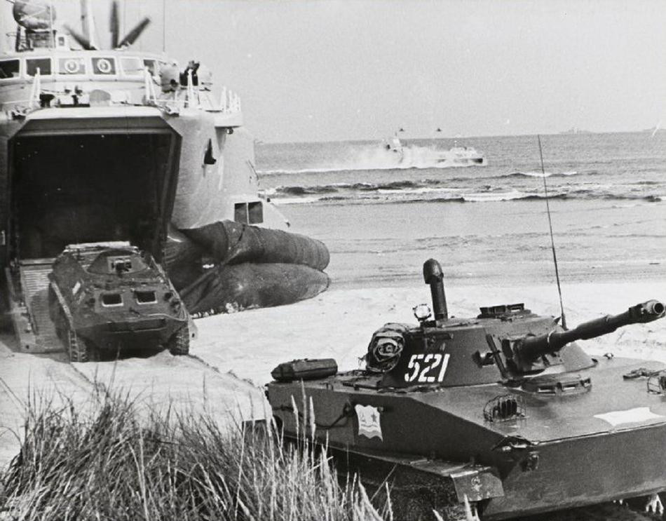 Do đó, việc phối thuộc các loại xe tăng, xe thiết giáp hỗ trợ hỏa lực tiêu diệt cụm đề kháng của đối phương cũng như che chắn cho binh sĩ trước các loại hỏa lực bắn thẳng, giảm thiểu tối đa thương vong và quyết định sống còn cho thắng lợi trận đánh. Ảnh: Xe thiết giáp BTR-60PB và xe tăng hạng nhẹ PT-76 của Hải quân đánh bộ Liên Xô cơ động lên bãi biển.
