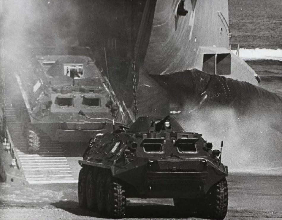 Những hoạt động quân sự thực tế thế này giúp cho binh sĩ có thể quen thuộc và nắm biết được cách đánh trên chiến trường, từ đó tạo sự phối hợp ăn ý giữa binh lính và xe thiết giáp, tránh bị bất ngờ nếu thực tế chiến đấu xảy ra. Ảnh: Xe thiết giáp bánh lốp BTR-60PB của Hải quân đánh bộ Liên Xô cơ động lên bờ.