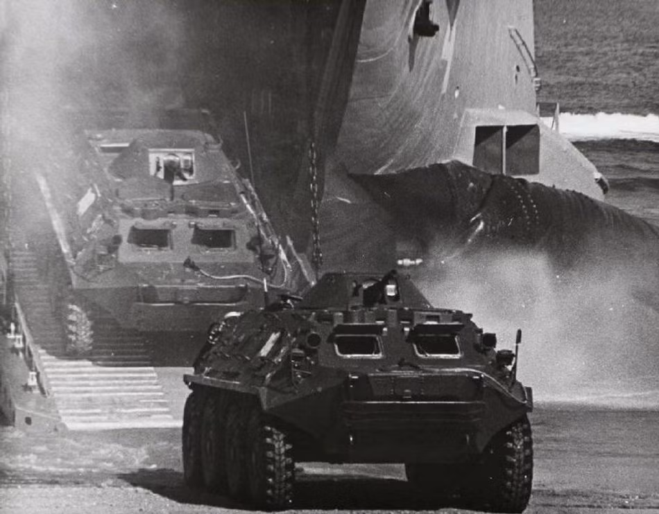 Những hoạt động quân sự thực tế thế này giúp cho binh sĩ có thể quen thuộc và nắm biết được cách đánh trên chiến trường, từ đó tạo sự phối hợp ăn ý giữa binh lính và xe thiết giáp, tránh bị bất ngờ nếu thực tế chiến đấu xảy ra. Ảnh: Xe thiết giáp bánh lốp BTR-60PB của Hải quân đánh bộ Liên Xô cơ động lên bờ.