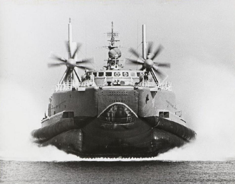 Năm 1980, khối Waszawa đã tổ chức cuộc diễn tập đổ bộ lớn mô phỏng chiến đấu lên lãnh thổ Đông Đức với sự tham gia của số lượng lớn binh sĩ cũng như khí tài, trang bị nhằm nâng cao khả năng đổ bộ chiến đấu lên lãnh thổ đối phương cũng như tái chiếm lãnh thổ bị đối phương chiếm đóng. Ảnh: Tàu đổ bộ đệm khí mang xe thiết giáp cơ động tốc độ cao lao lên bờ trong khuôn khổ cuộc diễn tập.