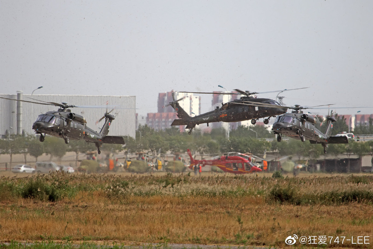 Truyền thông Trung Quốc khẳng định, phần khung thân của Z-20 có nét tương đồng với Black Hawk, vì đây là kiểu dáng cung cấp hiệu năng khí động học cao nhất và cũng gọn gàng nhất. Trong tương lai, nhiều khả năng Trung Quốc sẽ còn phát triển tiếp những phiên bản mới giống như Z-20F. Ảnh: Trực thăng Z-20F - Nguồn: Sina.