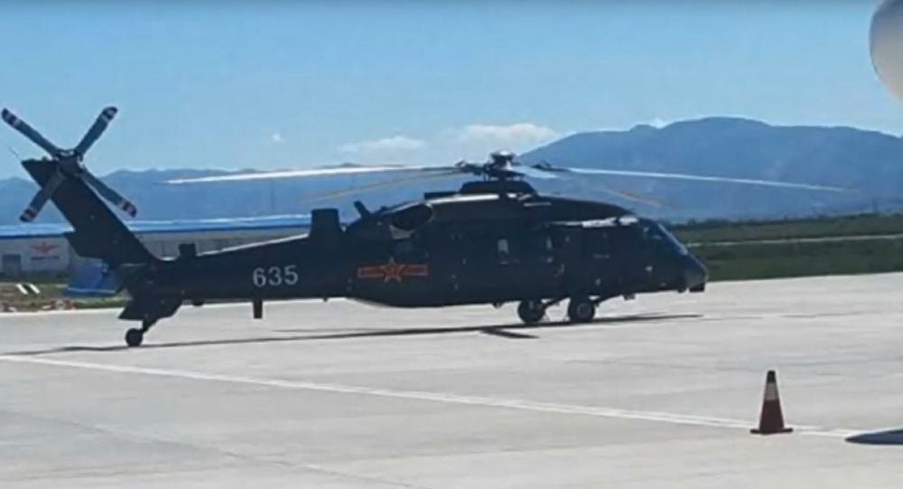 Theo mô tả của truyền thông Trung Quốc, trực thăng mới Z-20F được trang bị radar quan sát mặt biển dưới mũi máy bay, tháp mang treo ngư lôi, bộ khí tài thả sonar dưới bụng và cửa sổ bên bằng kính cho người quan sát. Ảnh: Trực thăng Z-20F - Nguồn: Sina.