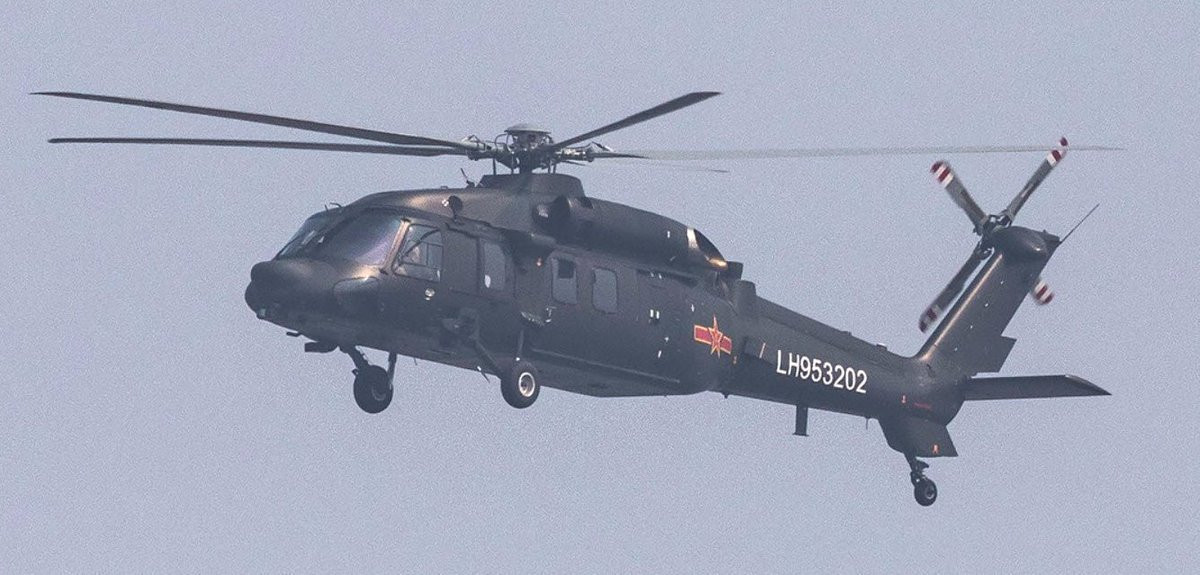 Trực thăng Z-20F có khối lượng cất cánh đối đa khoảng 10 tấn, tương đương với trực thăng UH-60 Black Hawk của Mỹ; Z-20F sẽ được sử dụng chủ yếu trên các tàu khu trục mang tên lửa thế hệ mới lớp Type 055, lớp tàu được đánh giá là mạnh thứ hai thế giới, chỉ sau tàu khu trục lớp Zumwalt của Hải quân Mỹ. Ảnh: Trực thăng Z-20F - Nguồn: Sina.