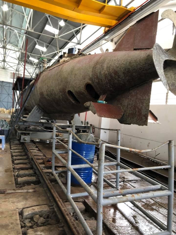 Tuy nhiên, do thời gian hoạt động đã lâu, không còn đáp ứng được yêu cầu kỹ thuật cũng như tính năng chiến đấu, tính an toàn cho người vận hành nên các tàu ngầm mini Yugo hiện nay đã được rút khỏi thành phần chiến đấu, chỉ còn phục vụ cho công tác huấn luyện tác chiến Hải quân. Ảnh: Một tàu ngầm Yugo đang lên dock sửa chữa.