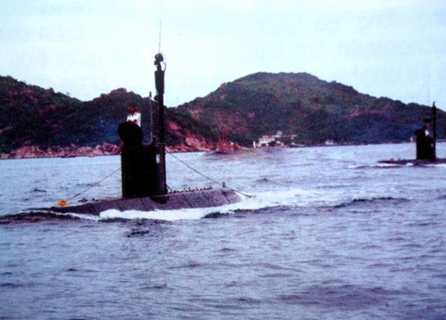Các tàu ngầm này có lượng giãn nước khoảng 100 tấn, dài 20m, trang bị một động cơ MTU Diesel cho phép nó có thể di chuyển ở vận tốc tối đa 10 hải lý/h khi nổi và 4 hải lý/h khi lặn. Tàu có kíp lái 4 người và có thể triển khai một tiểu đội 8 lính đặc công người nhái cho nhiệm vụ thu thập thông tin tình báo hoặc phá hoại căn cứ, khí tài đối phương đồng thời nó cũng được vũ trang 2 ống phóng ngư lôi cỡ 406mm. Ảnh: Hai chiếc tàu ngầm mini Yugo của Hải quân Việt Nam huấn luyện - Ảnh: Tư liệu.