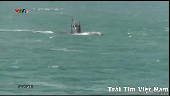 Ngoài ra, độ sâu vùng biển tương đối lớn, phù hợp cho các hoạt động của tàu ngầm, đáy sâu từ 50 - 150m cách bờ từ 20 - 100km. Đáy biển tương đối bằng phẳng, chất lượng đáy chủ yếu là bùn cát, ít chướng ngại ngầm tự nhiên rất thuận lợi cho tàu ngầm mini hoạt động gần bờ tận dụng được khả năng chi viện, yểm trợ các lực lượng của ta tác chiến hiệp đồng. Ảnh: Tàu ngầm mini Việt Nam huấn luyện tác chiến trên biển - Nguồn: VTV1