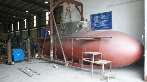 Mặc dù vậy, việc sở hữu và vận hành tàu ngầm mini có thể xem là một điều vô cùng quan trọng trong phương thức tác chiến phi đối xứng trên biển hiện nay của Việt Nam. Tàu ngầm mini có khả năng hoạt động bí mật, ít phụ thuộc vào điều kiện thời tiết, dễ tạo bất ngờ trước đối phương, có thể đạt hiệu quả chiến đấu cao khi tấn công vào các mục tiêu của đối phương trên biển. Với những ưu điểm đó, đồng thời cùng những kinh nghiệm tích lũy trong quá trình vận hành tàu ngầm mini Yugo và khoa học kỹ thuật phát triển, Việt Nam hiện nay đang phát triển đề tài chế tạo tàu ngầm mini cho riêng mình. Ảnh: Tàu ngầm mini do kỹ sư Việt Nam chế tạo