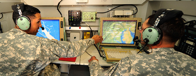 Do radar băng tần X của hệ thống THADD sử dụng nhiều công nghệ mới, chẳng hạn như công suất thu - phát lớn, kháng nhiễu cao và công nghệ xử lý tín hiệu số tiên tiến, do đó nó có khả năng phát hiện và nhận diện mục tiêu rất mạnh. Ảnh: Ca bin trung tâm kiểm soát TFCC của hệ thống THAAD.