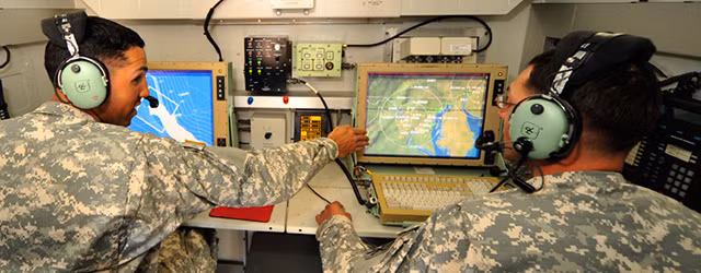 Do radar băng tần X của hệ thống THADD sử dụng nhiều công nghệ mới, chẳng hạn như công suất thu - phát lớn, kháng nhiễu cao và công nghệ xử lý tín hiệu số tiên tiến, do đó nó có khả năng phát hiện và nhận diện mục tiêu rất mạnh. Ảnh: Ca bin trung tâm kiểm soát TFCC của hệ thống THAAD.