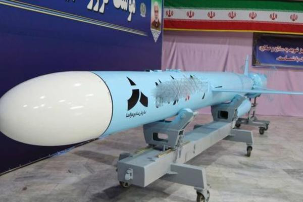 Ông Hatami cũng giới thiệu một tên lửa hành trình được đặt theo tên của Abu Mahdi al-Muhandis, một chỉ huy dân quân của Iraq, người cũng bị sát hại vì đi chung xe cùng Tướng Soleimani ở Baghdad vào tháng Giêng năm nay. Ảnh: Tên lửa hành trình mang tên chỉ huy dân quân Abu Mahdi al-Muhandis của Iran - Nguồn: Sina.