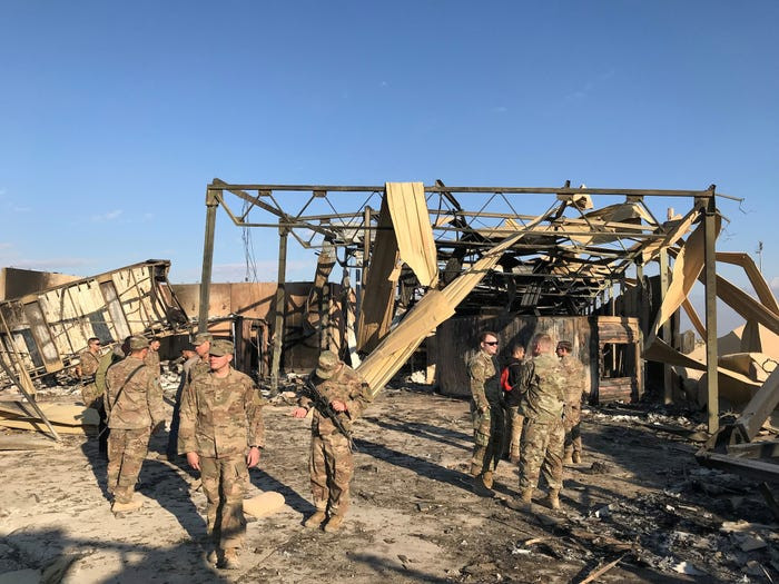 Lực lượng Vệ binh cách mạng Hồi giáo Iran (IRGC) đã tấn công lực lượng Mỹ và liên quân tại Căn cứ Không quân Al-Asad và ở Erbil bằng một “cơn mưa” tên lửa đạn đạo, phần lớn là tên lửa đạn đạo tầm ngắn Fateh-313 và Qiam 1, trong khuôn khổ Chiến dịch Martyr Soleimani. Ảnh: Lính Mỹ kiểm tra căn cứ không quân Ain al-Asad sau cuộc tập kích tên lửa của Iran ngày 13/1/2020 - Nguồn: Reuters