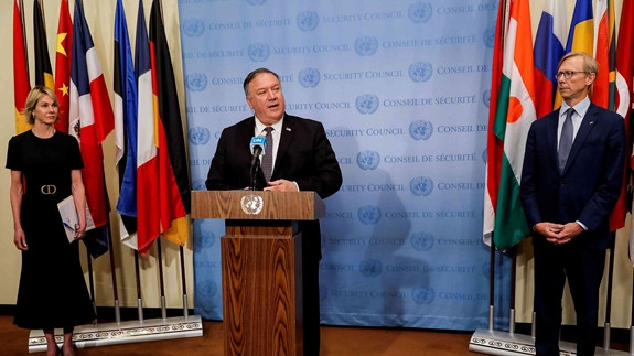 Ngoại trưởng Mike Pompeo sẽ tới Trụ sở Liên hợp quốc tại New York vào ngày 20/8 để thông báo với LHQ rằng, Mỹ đang viện dẫn cơ chế “quy trình đảo ngược” được đưa vào nghị quyết của Hội đồng Bảo an về thỏa thuận hạt nhân Iran năm 2015, còn được gọi là Kế hoạch Hành động toàn diện chung để áp đặt lại lệnh cấm vận toàn diện mới với Iran. Ảnh: Ông Mike Pompeo phát biểu trước báo giới sau cuộc gặp với các thành viên của Hội đồng Bảo an Liên hợp quốc ngày 20/8 - Nguồn: Reuters