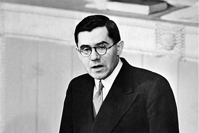 Sau khi thành lập nước Israel, 800.000 người Do Thái sống ở Nga đã chuyển đến Israel, chiếm 1/6 dân số Israel vào thời điểm đó. Trong số 8 triệu người ở Israel, 1 triệu người trong số họ coi tiếng Nga là tiếng mẹ đẻ. Ảnh: Đại sứ Liên Xô tại Liên Hợp Quốc Andrei Gromyko (năm 1947) giành sự ủng hộ cao độ cho Israel.