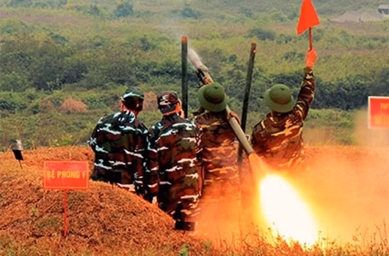 Tên lửa A-72 Strela-2 có tầm bắn tối đa 3.700m, độ cao tối đa 1.500m và sử dụng cơ cấu đầu dò hồng ngoại để tìm mục tiêu. Ảnh: Diễn tập bắn đạn thật với tên lửa phòng không vác vai.