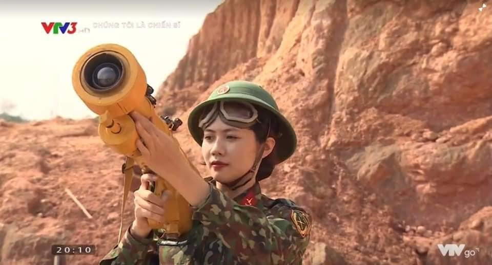 Tuy nhiên, không chịu thua kém các đồng đội nam của mình, chiến sĩ nữ cũng sẵn sàng sử dụng thành thục hệ thống tên lửa phòng không này dù cho nó có trọng lượng bằng 1/3 trọng lượng cơ thể của họ. Ảnh: Nữ chiến sĩ thao tác với hệ thống A-72.